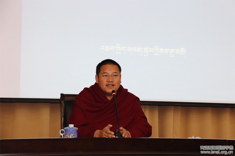 加措活佛在青海省藏医院举行学术讲座(图2)
